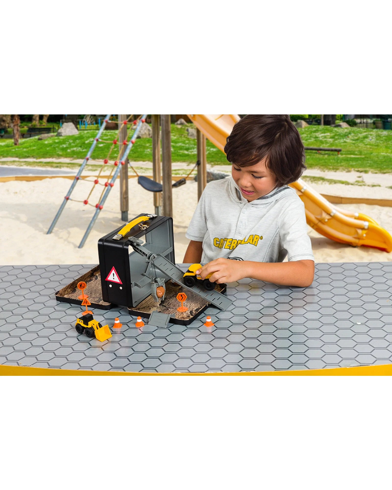 Caterpillar Little Machines Store n Go Plaset with 3 Vehicles and Compound - Image 2
