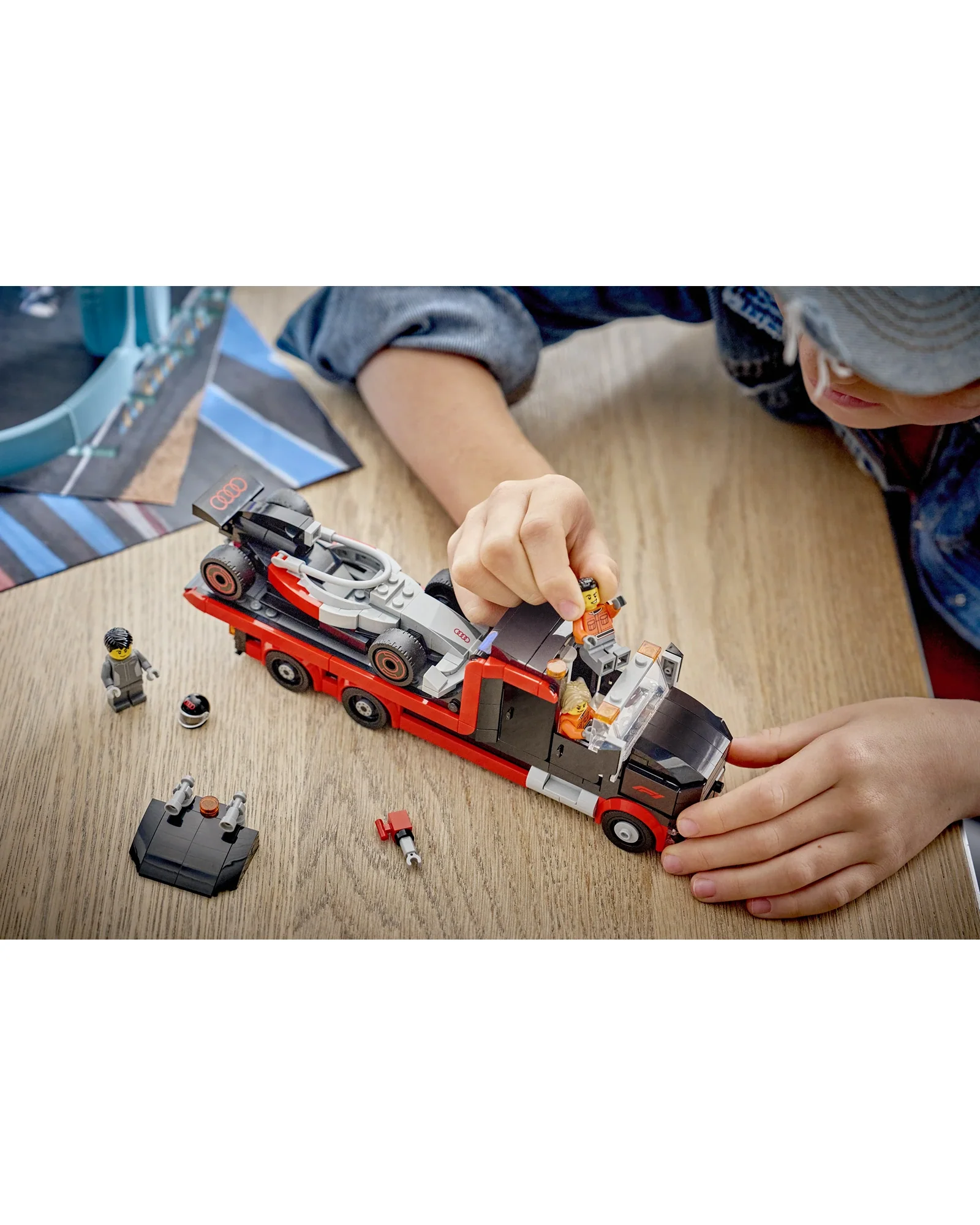 60493 F1® Display Truck with Audi F1® Race Car - Image 2