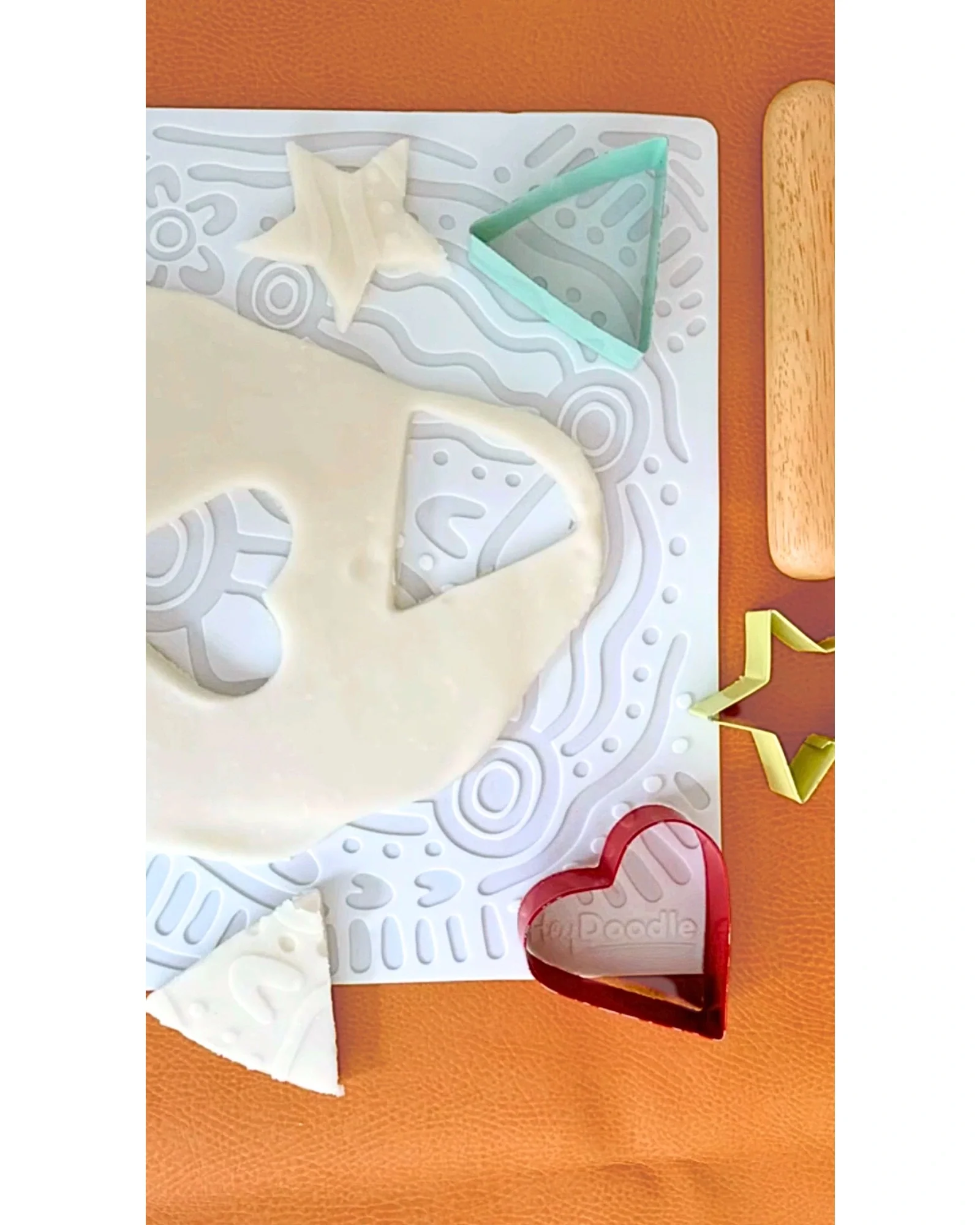 HeyDoodle Whispering Waters Sensory Colouring & Doodle Mat - Image 6