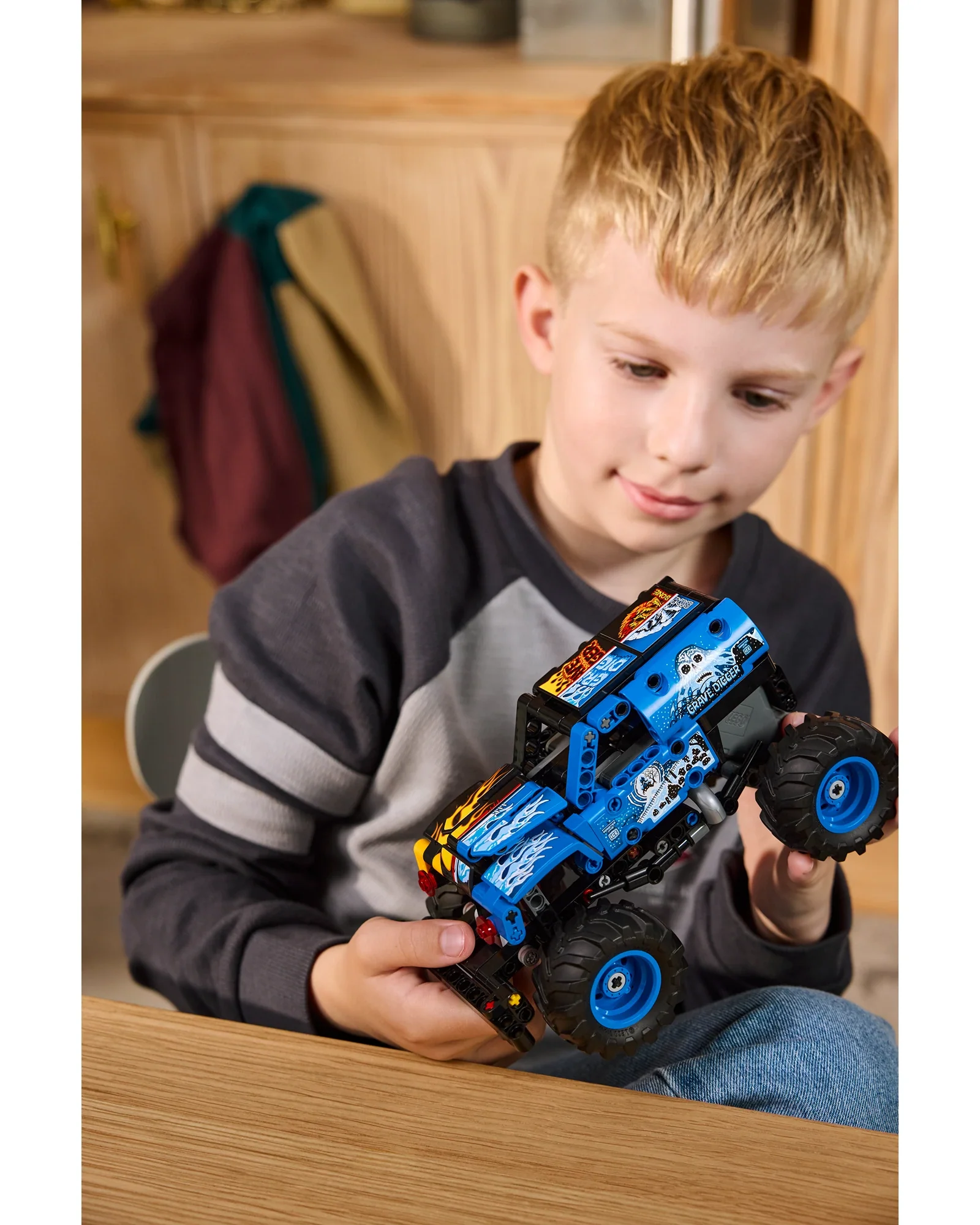 42219 Monster Jam Grave Digger Fire and Ice - Image 7