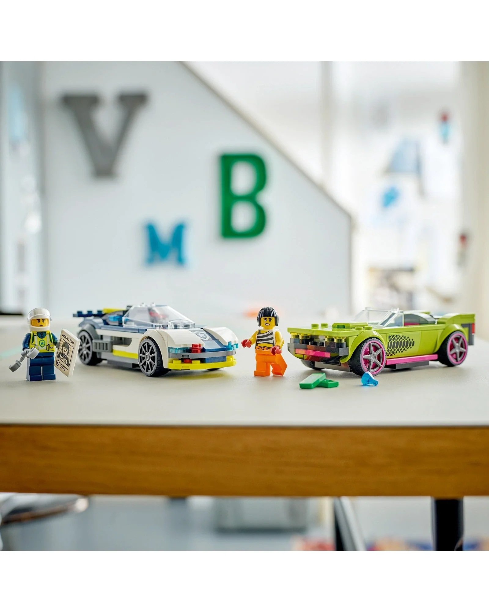 60415 Police Car and Muscle Car Chase - Image 4