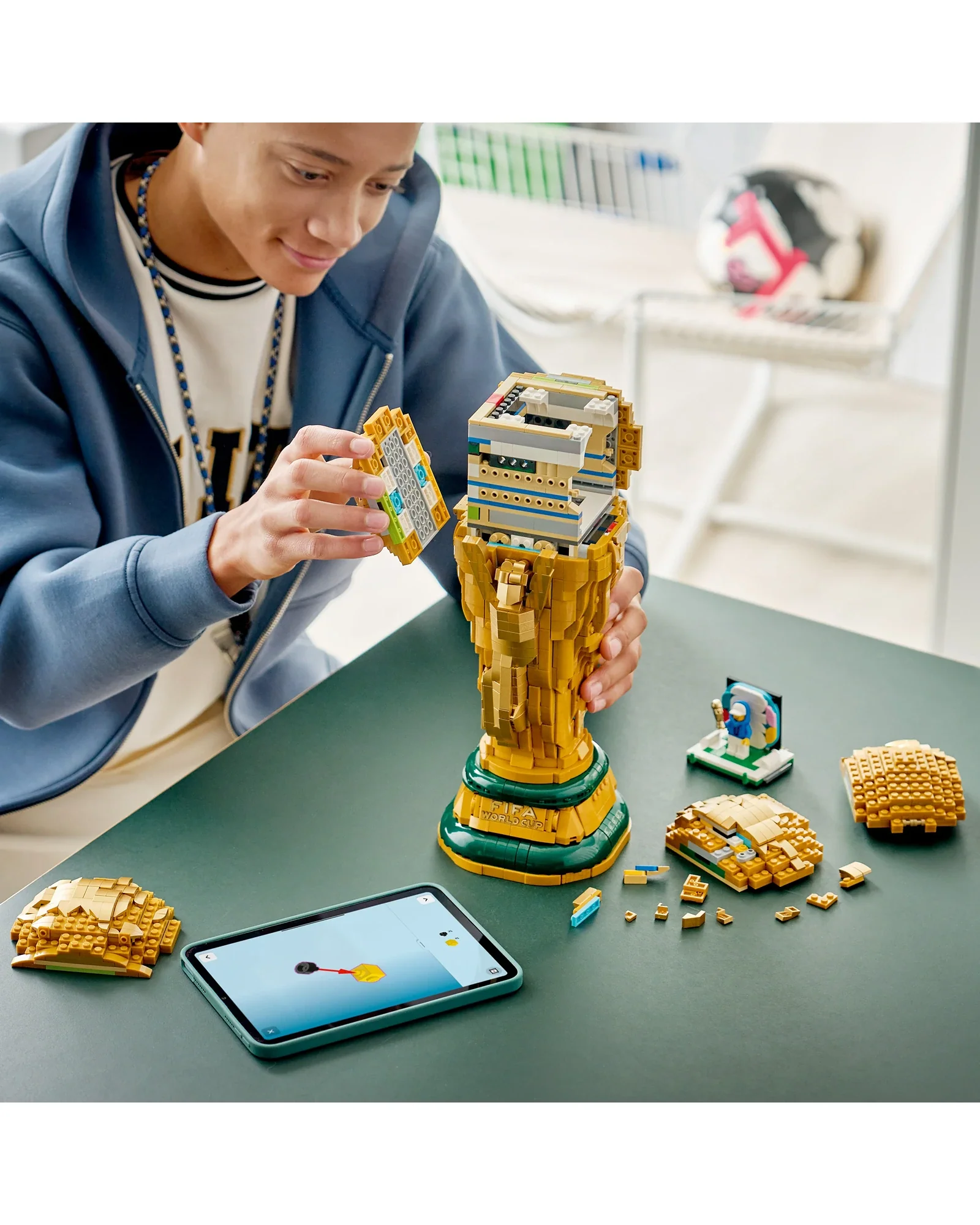 43020 FIFA World Cup™ Official Trophy - Image 3