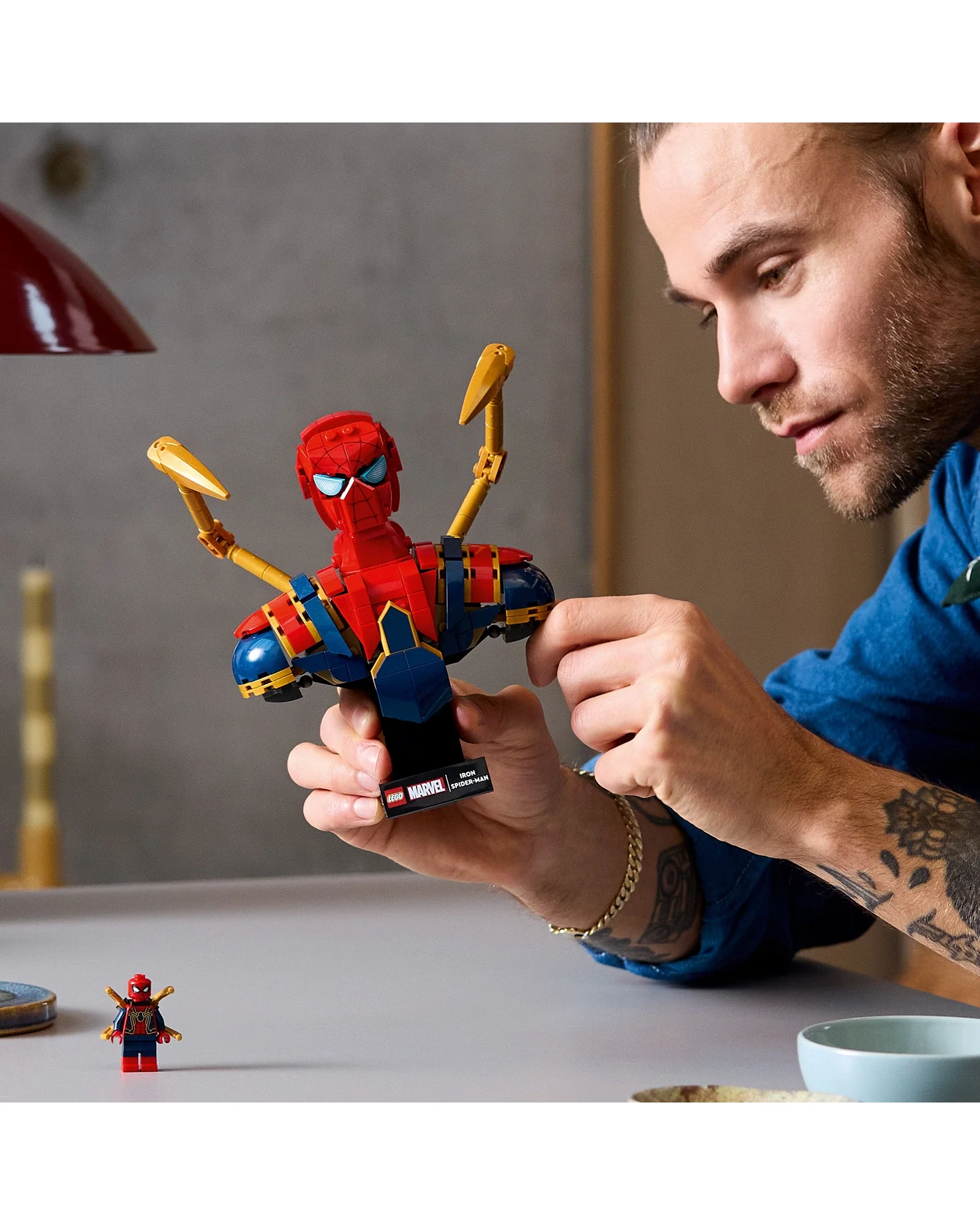 76326 Iron Spider-Man Bust - Image 2