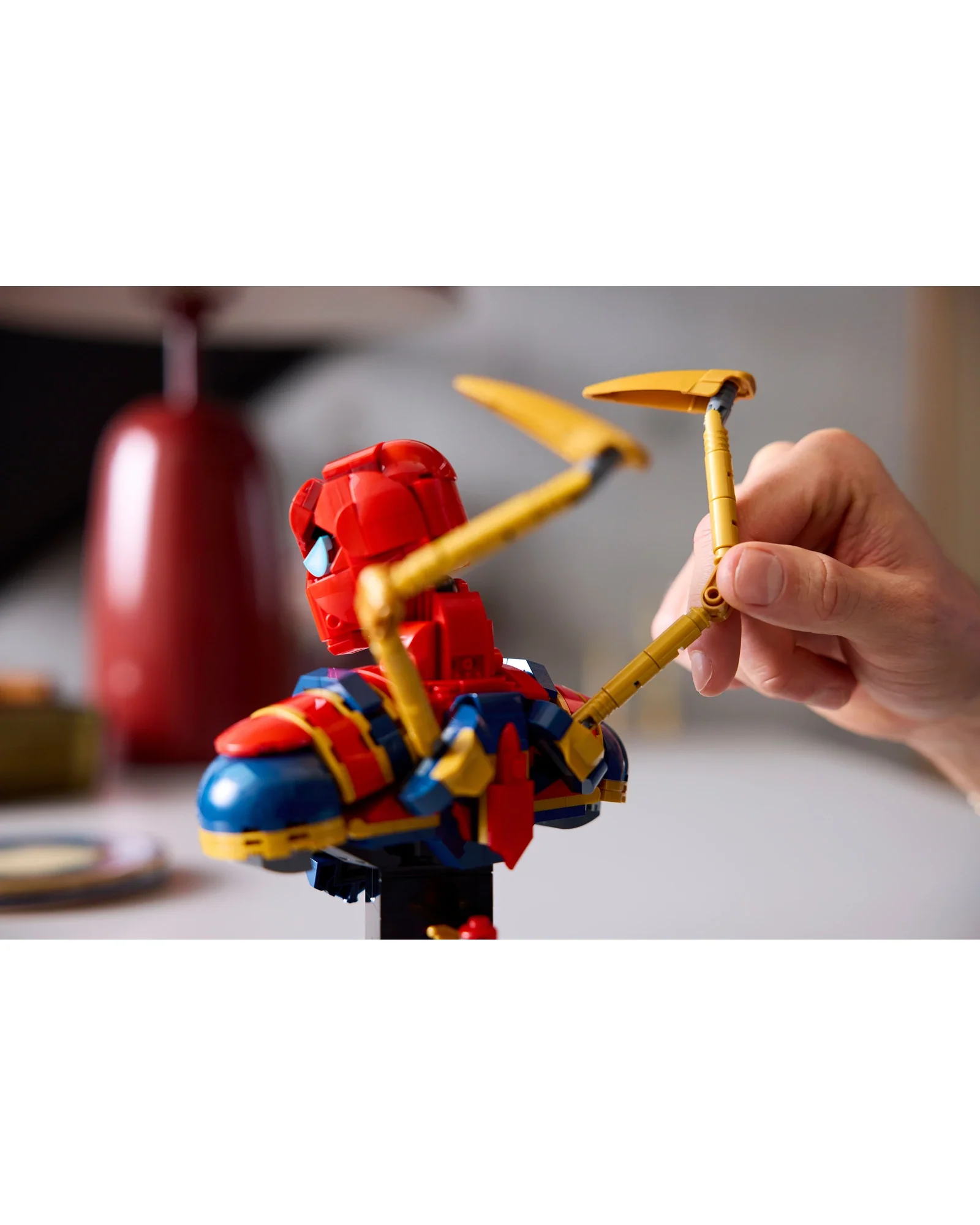 76326 Iron Spider-Man Bust - Image 3
