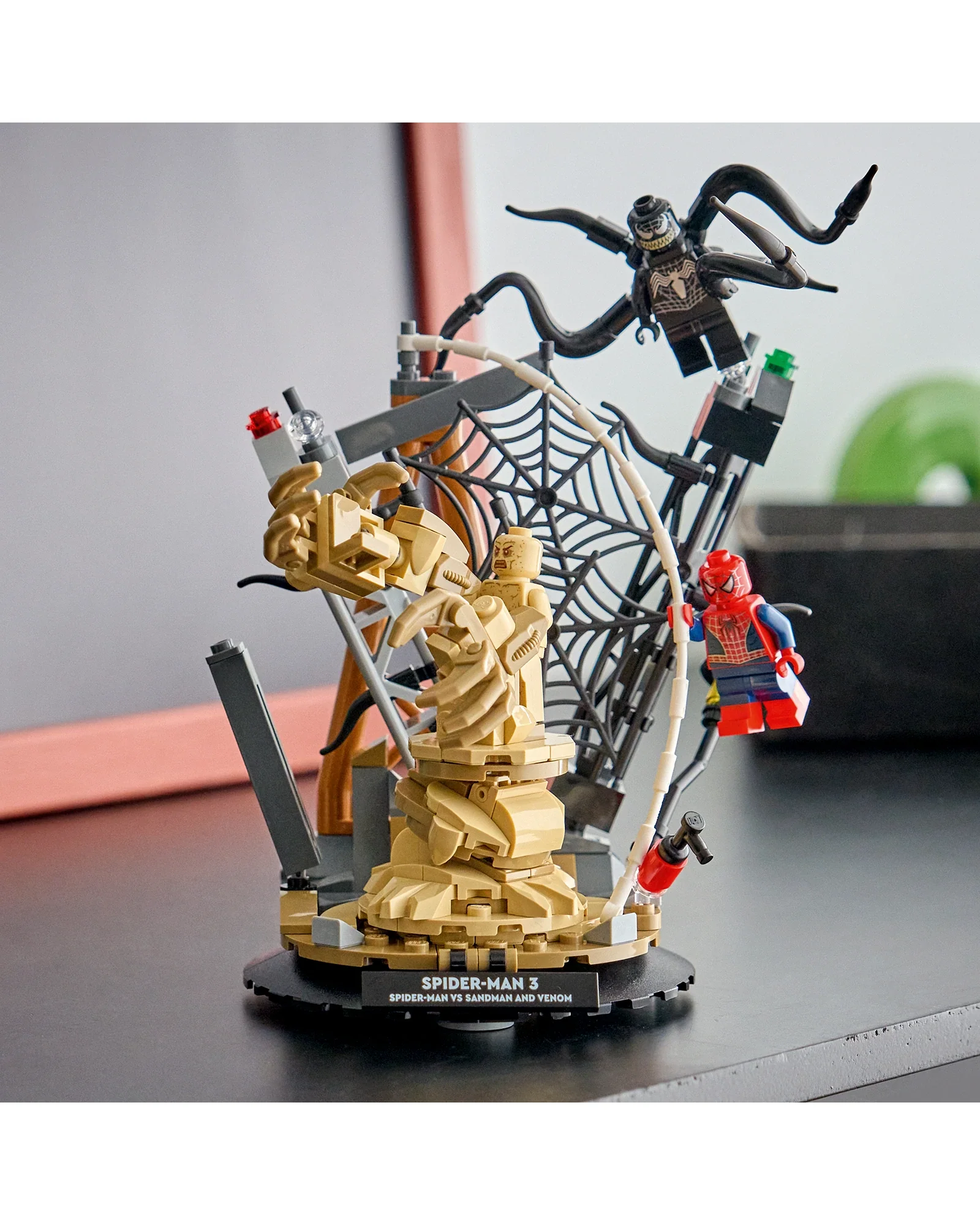 76334 Epic Battle Spiderman vs Sandman - Image 4