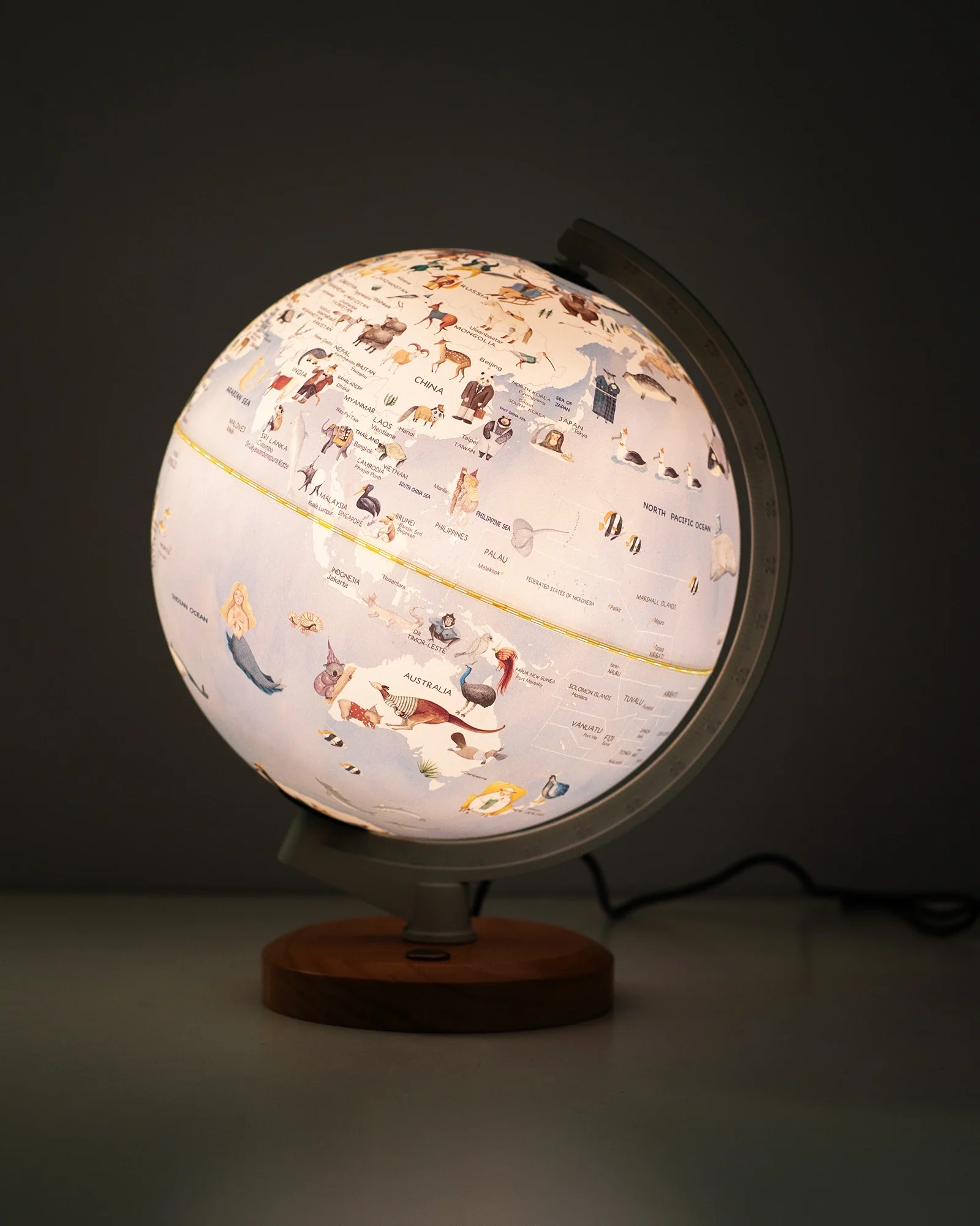 Wildlife World Globe - Image 2