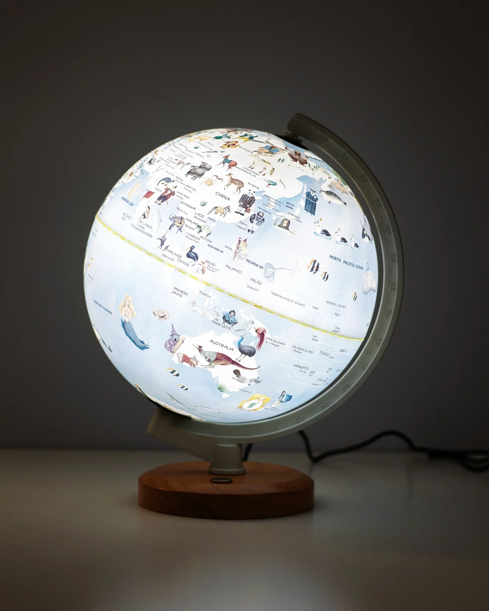 Wildlife World Globe - Image 3