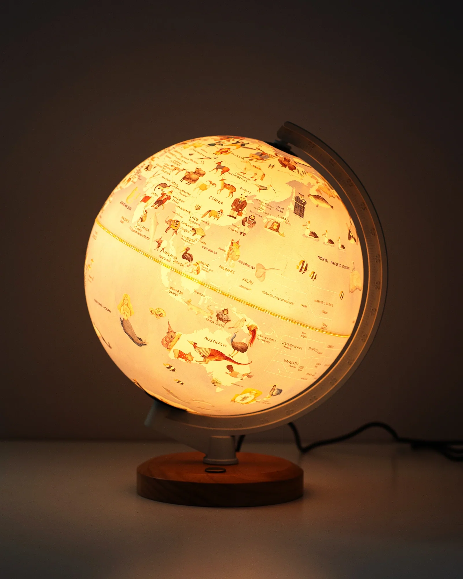 Wildlife World Globe - Image 4